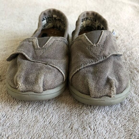 Toms Slip On Canvas Shoes - Picture 4 of 10